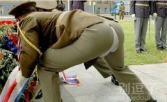 裤子破了的大哥。 裤子破了的大哥。