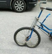 一个坏了的三轮车。 一个坏了的三轮车。