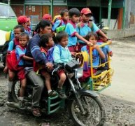 一个摩托车上的孩子。