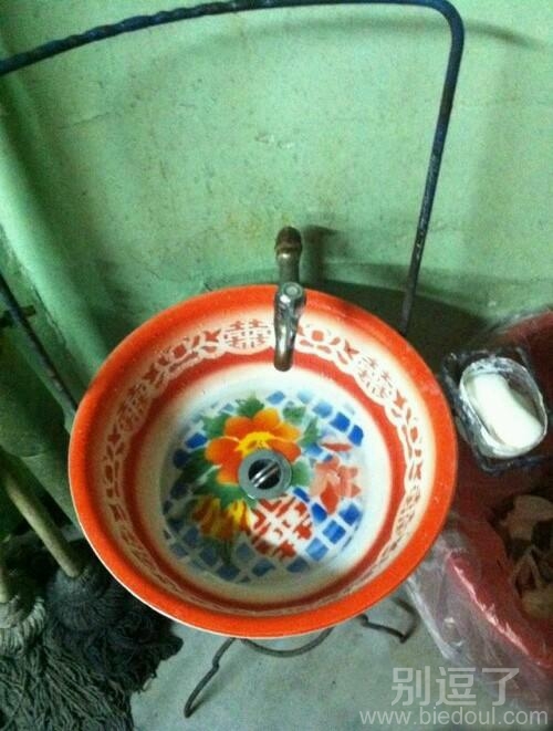 一个新式的洗脸盆。 一个新式的洗脸盆。