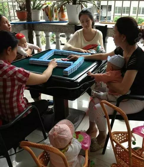 长见识了，我第一次看8个人打麻将