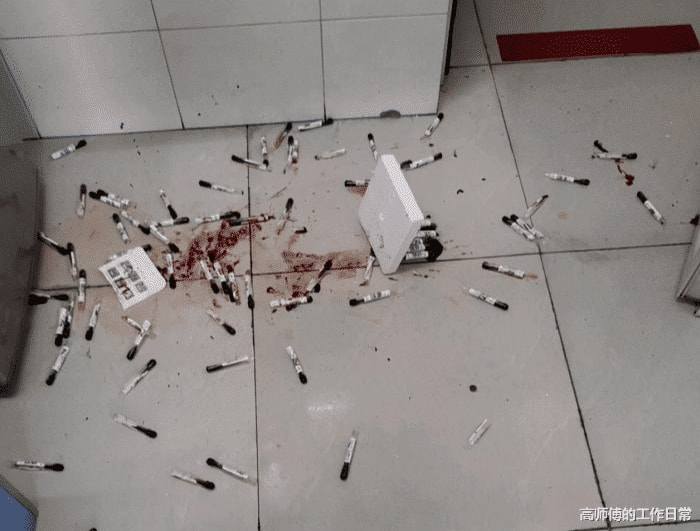 “医生上厕所去了,我打翻了这个!”现在跑来得及吗? “医生上厕所去了,我打翻了这个!”现在跑来得及吗?