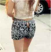 该提醒她呢还是直接去帮她拉上