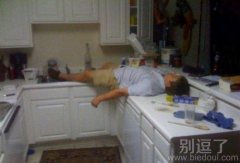 做饭做的睡着了？