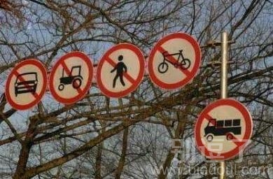 真搞不懂这样子的路牌是几个意思？