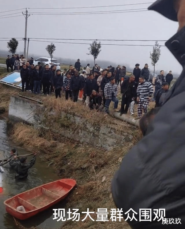 湖北潜江:刚买的小车开进河里,现场百人围观 湖北潜江:刚买的小车开进河里,现场百人围观