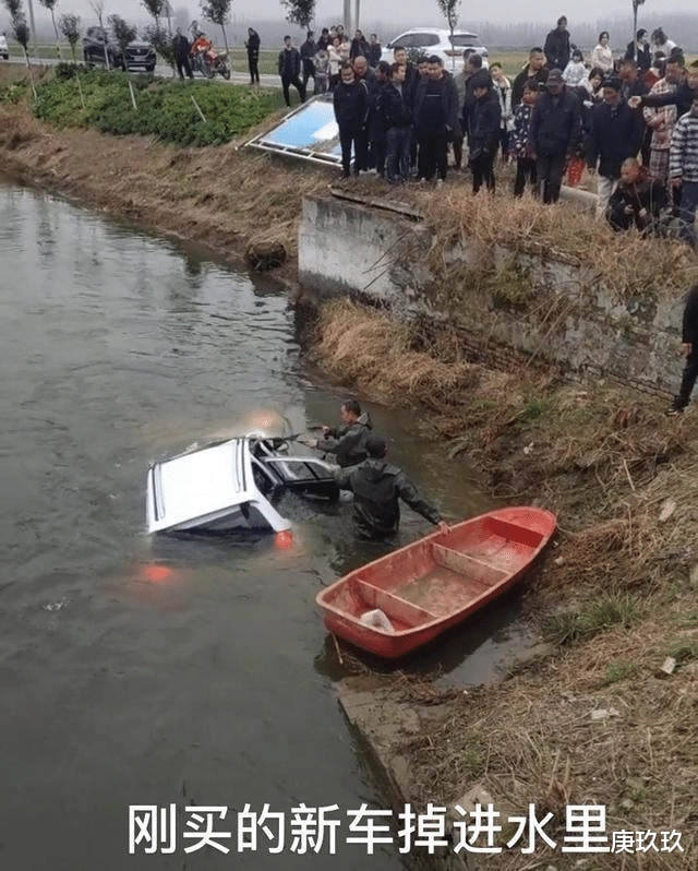 湖北潜江：刚买的小车开进河里，现场百人围观