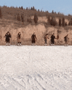 集体滑雪，无一例外全部摔倒