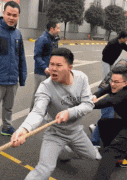 这个表情看起来很搞笑很卖力