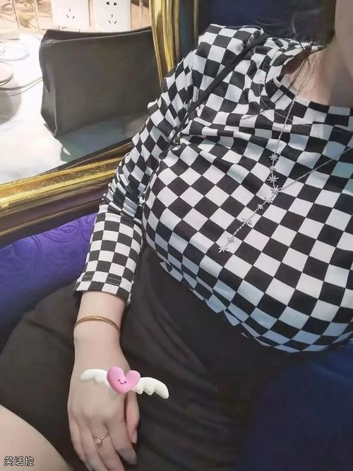 这种黑白方块的衣服真的好晃眼啊 这种黑白方块的衣服真的好晃眼啊