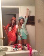 你俩这衣服够性感的