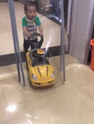 小朋友推车遇到透明的塑料门帘