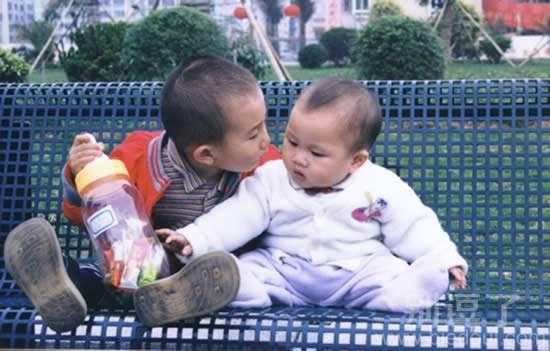 想要吃东西的小孩子。 想要吃东西的小孩子。