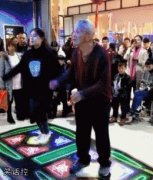 现在大爷都不跳广场舞了，改跳跳舞机了！