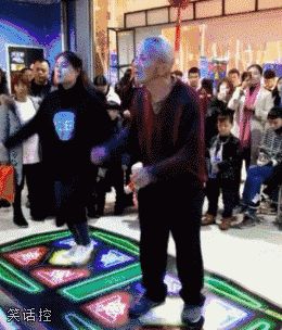 现在大爷都不跳广场舞了，改跳跳舞机了！
