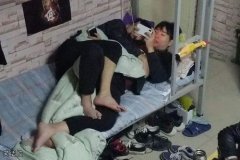 出去买东西回宿舍看见这一幕我该怎么办？