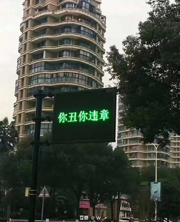 轻松一刻:优衣库试衣间又出事!再次震撼我一整年 轻松一刻:优衣库试衣间又出事!再次震撼我一整年