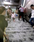 最罕见的地铁飞瀑。。