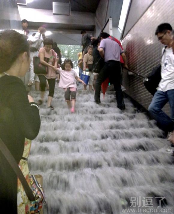 最罕见的地铁飞瀑。。