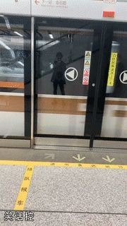 地铁免费快速变装