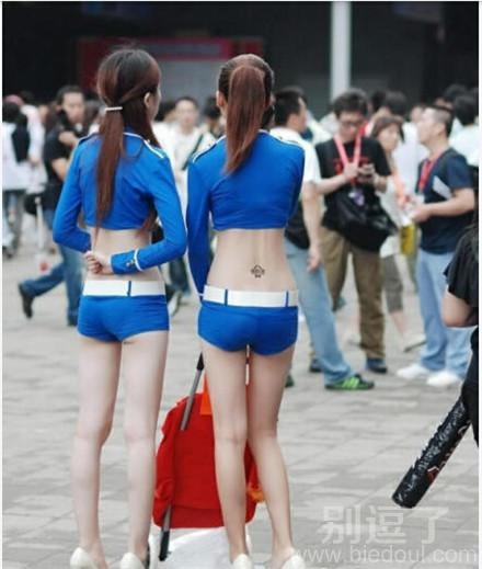 两个在站着的妹子。。 两个在站着的妹子。。