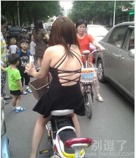 穿着暴露的小妹妹。。 穿着暴露的小妹妹。。