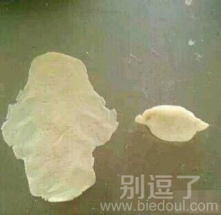 这饺子皮总让人觉得像姨妈巾 这饺子皮总让人觉得像姨妈巾