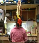 今有姑娘挂床单于头发