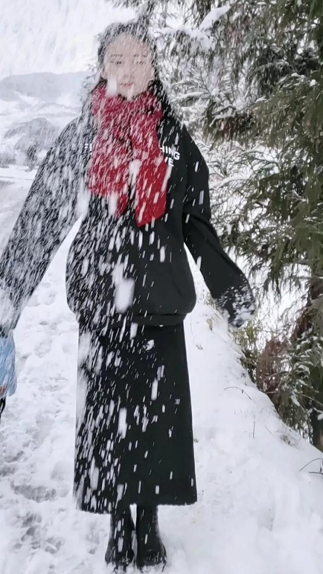 三千年只出一美女,玩雪的小姐姐宛若仙子 三千年只出一美女,玩雪的小姐姐宛若仙子