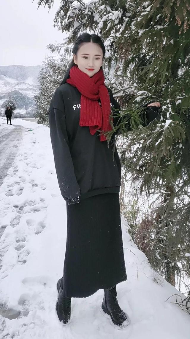 三千年只出一美女,玩雪的小姐姐宛若仙子 三千年只出一美女,玩雪的小姐姐宛若仙子