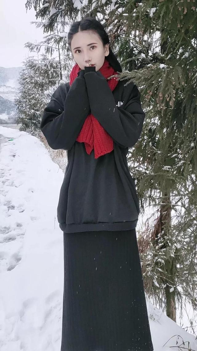 三千年只出一美女,玩雪的小姐姐宛若仙子 三千年只出一美女,玩雪的小姐姐宛若仙子