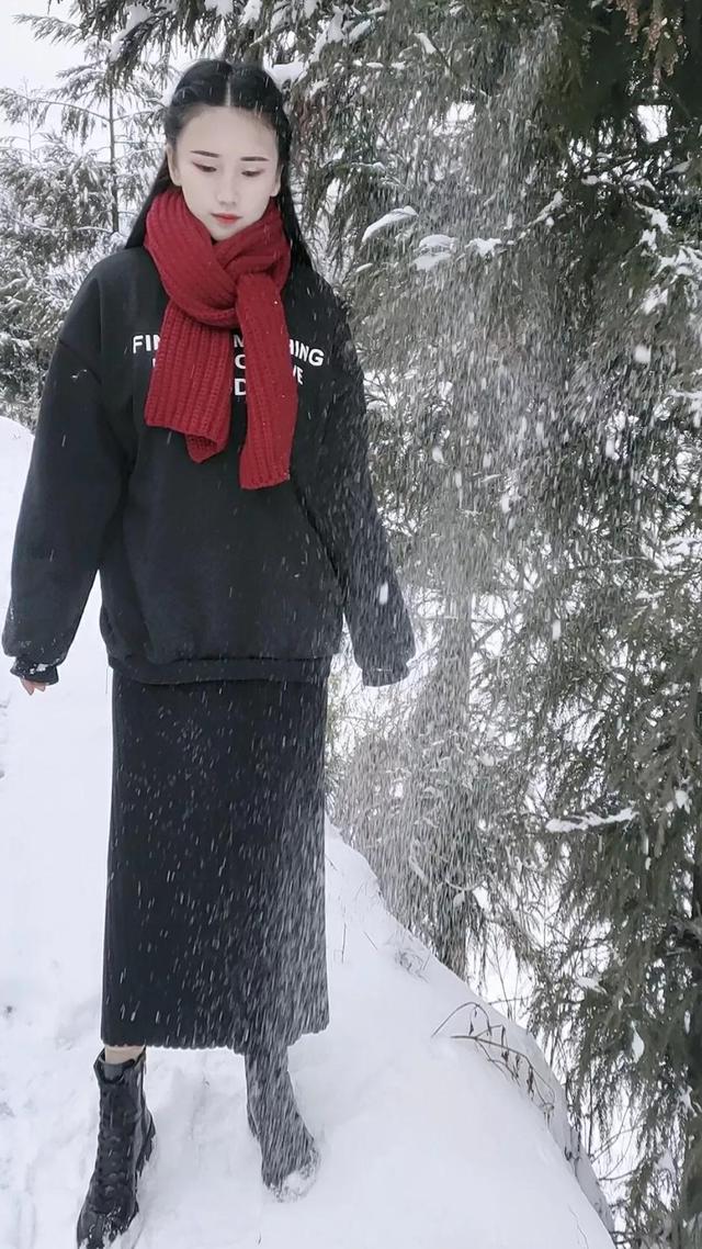 三千年只出一美女,玩雪的小姐姐宛若仙子 三千年只出一美女,玩雪的小姐姐宛若仙子