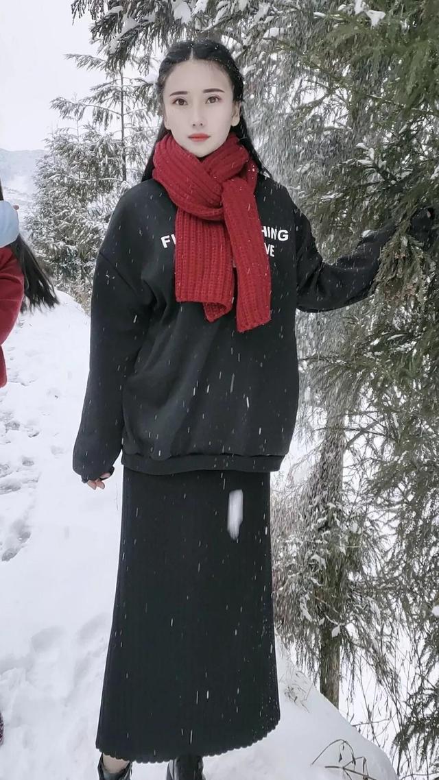 三千年只出一美女,玩雪的小姐姐宛若仙子 三千年只出一美女,玩雪的小姐姐宛若仙子