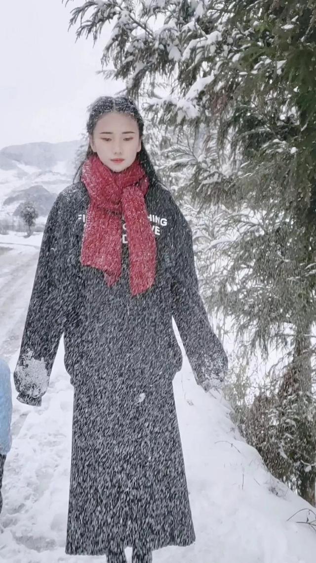 三千年只出一美女,玩雪的小姐姐宛若仙子 三千年只出一美女,玩雪的小姐姐宛若仙子