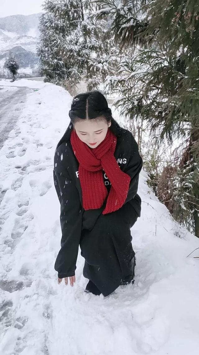 三千年只出一美女,玩雪的小姐姐宛若仙子 三千年只出一美女,玩雪的小姐姐宛若仙子