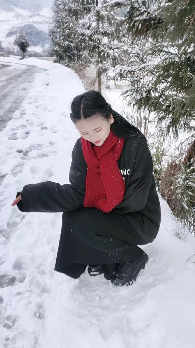 三千年只出一美女,玩雪的小姐姐宛若仙子 三千年只出一美女,玩雪的小姐姐宛若仙子