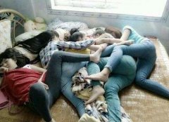 这睡姿真是绝了