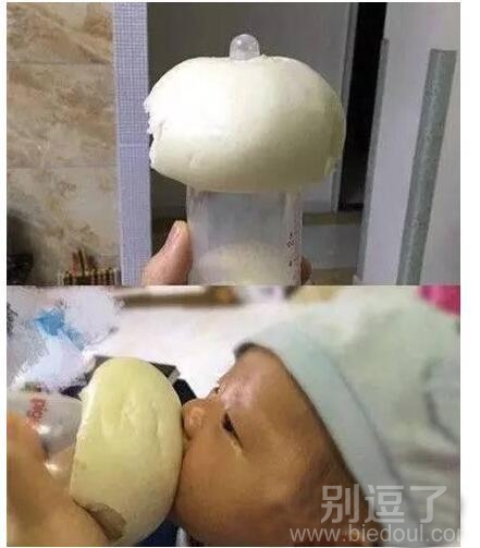 吃着馒头的小孩子。 吃着馒头的小孩子。