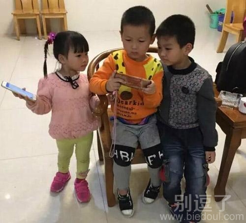玩手机的小朋友。
