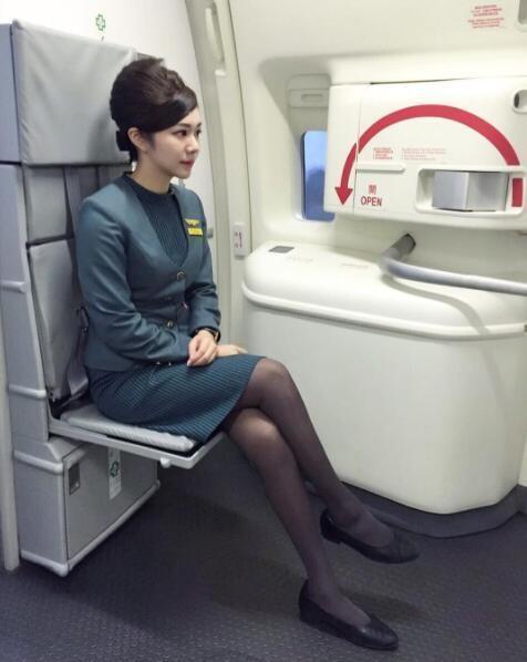 穿着制服,空姐都来拯救我 穿着制服,空姐都来拯救我