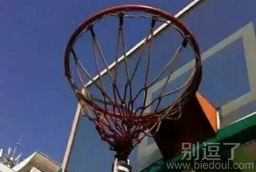 寒假期间的篮球场