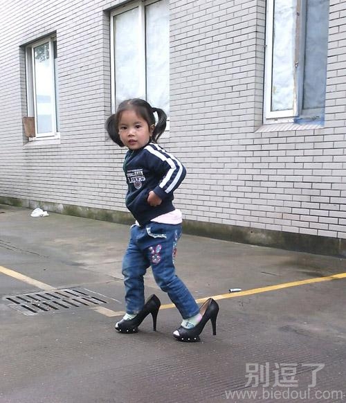 一个爱美的小姑娘。 一个爱美的小姑娘。