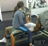 美女坐在身上，是举还是不举呢？
