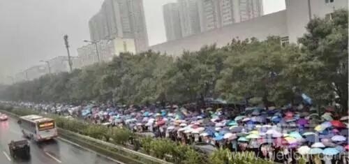北京下雨的早高峰