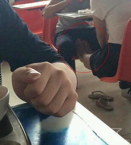 看看这个妹子。。 看看这个妹子。。
