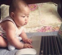 宝贝儿 你看啥呢 这么入神