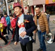 大哥 你是想亮瞎我们的眼睛么