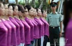 看看这就是检阅女兵 看看这就是检阅女兵