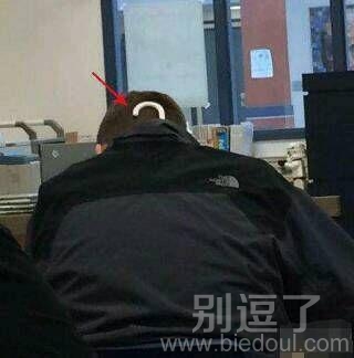 穿衣服好像忘记把衣架拿出来了 穿衣服好像忘记把衣架拿出来了