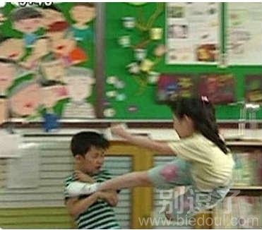 吃了一记夺命飞踢！